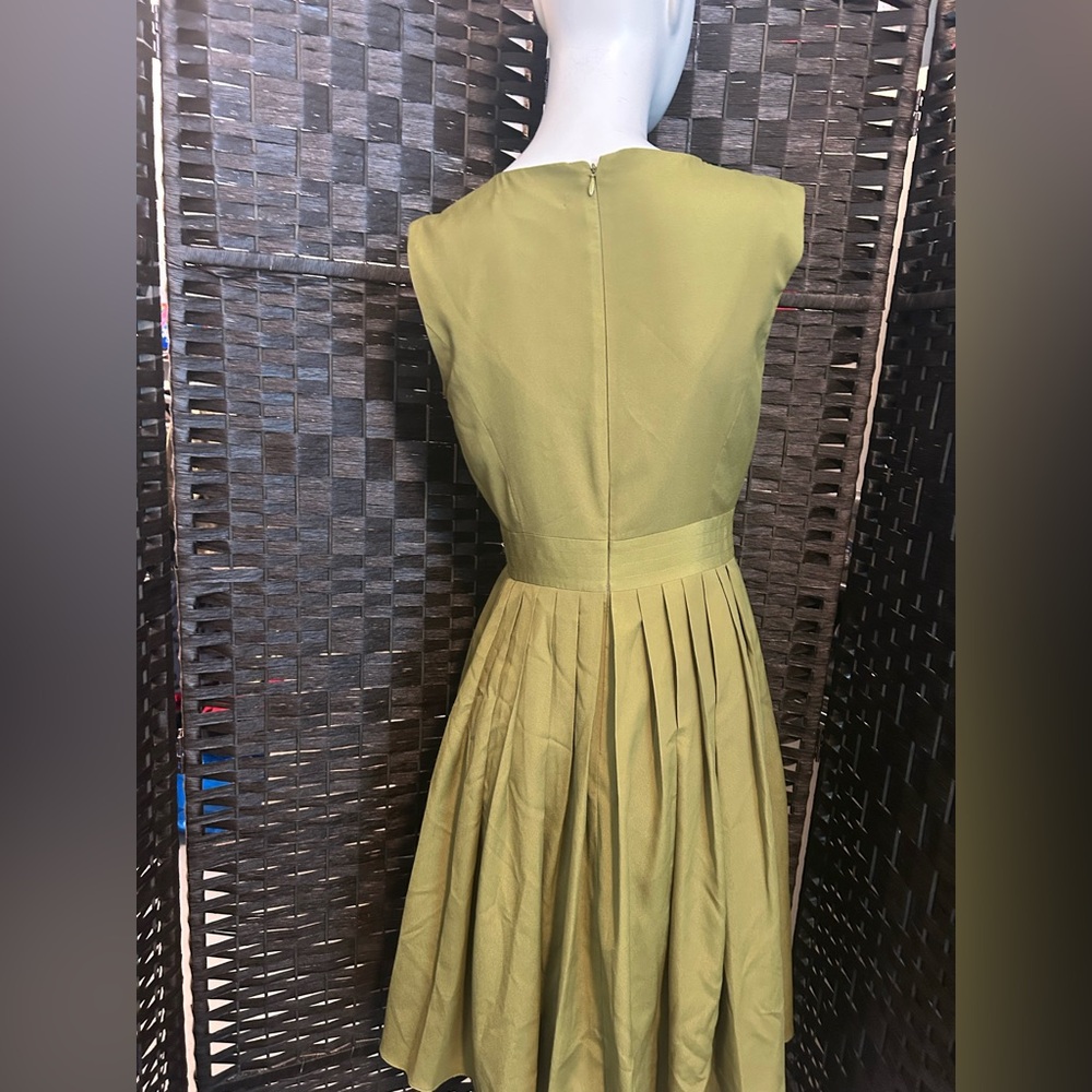 Badgley Mischka green/olive sleeveless fit and flair with embellished v-neck s6 - Picture 6 of 13